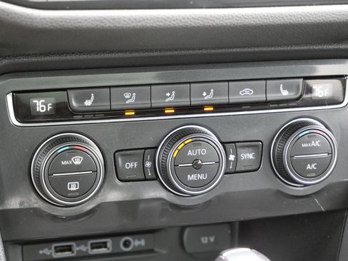 Used 2018 Volkswagen Tiguan SE w/ Panoramic Sunroof Package image 25