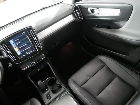 Used 2021 Volvo XC40 T5 Momentum image 11