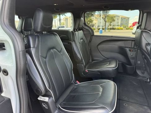 Used 2025 Chrysler Pacifica Limited FWD image 31