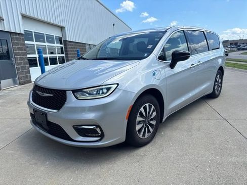 Used 2024 Chrysler Pacifica Limited FWD image 2