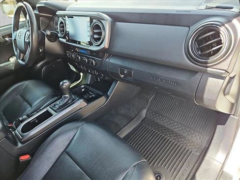 Used 2022 Toyota Tacoma TRD Off-Road w/ TRD Premium Off Road Package AWD/4WD image 24