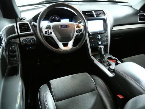 Used 2015 Ford Explorer XLT w/ Equipment Group 202A AWD/4WD image 4