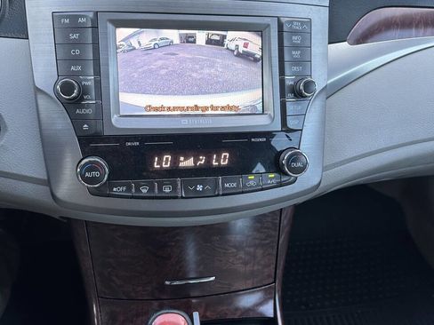 Used 2011 Toyota Avalon Limited image 8