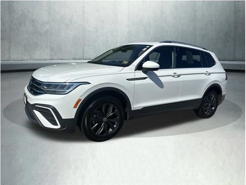 Used 2024 Volkswagen Tiguan SE w/ Panoramic Sunroof Package AWD/4WD image 1