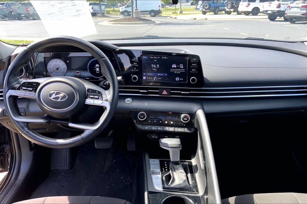 Used 2022 Hyundai Elantra SEL w/ Convenience Package FWD image 10