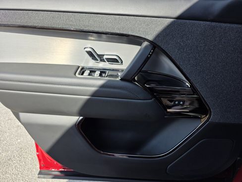 Used 2024 Land Rover Range Rover Sport SE image 21