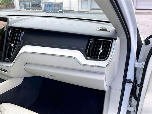 New 2026 Volvo XC60 T8 Ultra w/ Climate Package PRO AWD/4WD image 28