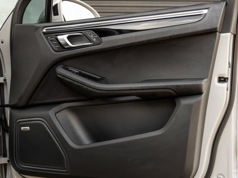 Certified 2025 Porsche Macan AWD/4WD image 43