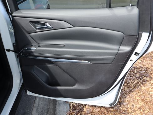 Used 2025 Chevrolet Traverse LT FWD image 33