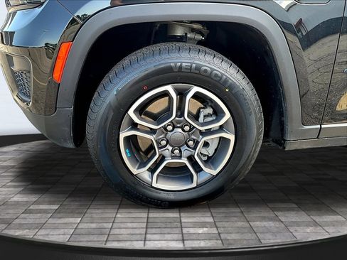 Used 2022 Jeep Grand Cherokee Trailhawk w/ Luxury Tech Group III AWD/4WD image 36