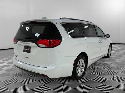 Used 2018 Chrysler Pacifica Touring-L w/ Advanced Safetytec Group FWD image 5