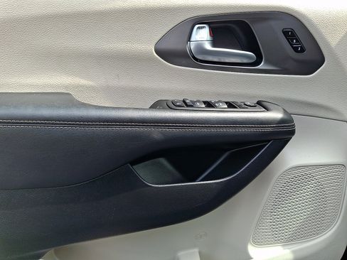 Used 2024 Chrysler Pacifica Touring-L FWD image 12