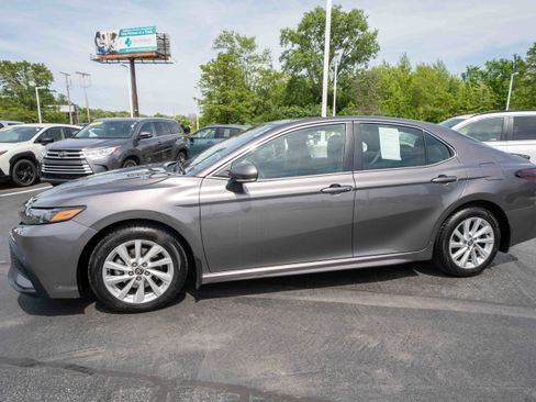 Used 2024 Toyota Camry SE FWD image 3