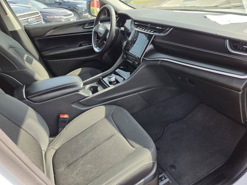 Used 2023 Jeep Grand Cherokee L Laredo RWD image 9
