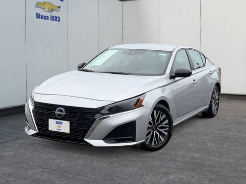 Used 2024 Nissan Altima 2.5 SV FWD image 1