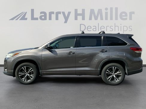 Used 2018 Toyota Highlander Plus FWD image 2