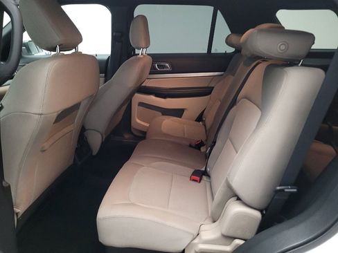 Used 2018 Ford Explorer XLT FWD image 18
