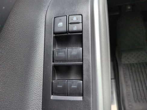 Used 2025 Toyota Highlander LE FWD image 22