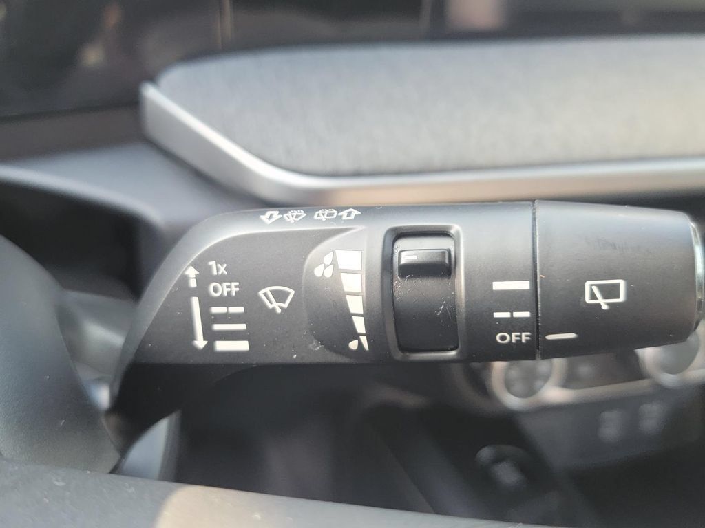 Used 2025 Nissan Kicks SV AWD/4WD image 17