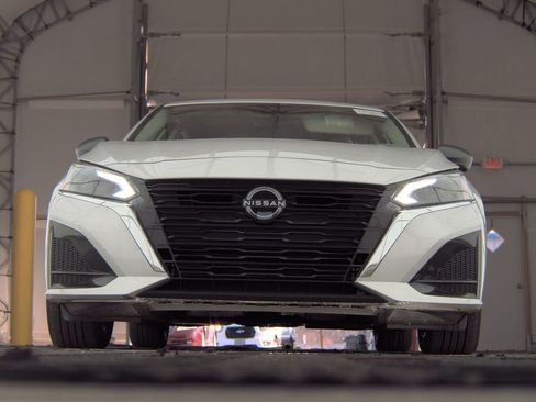 Used 2024 Nissan Altima 2.5 SV image 3