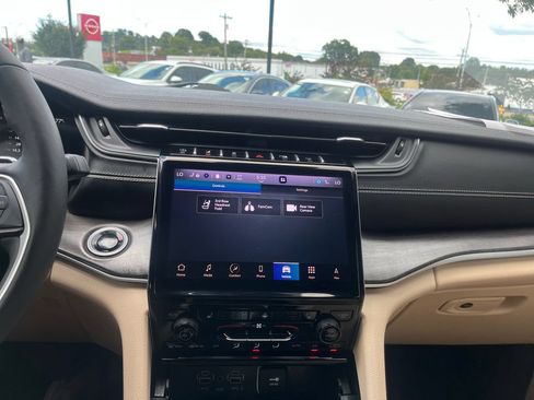 Used 2024 Jeep Grand Cherokee L Limited RWD image 15