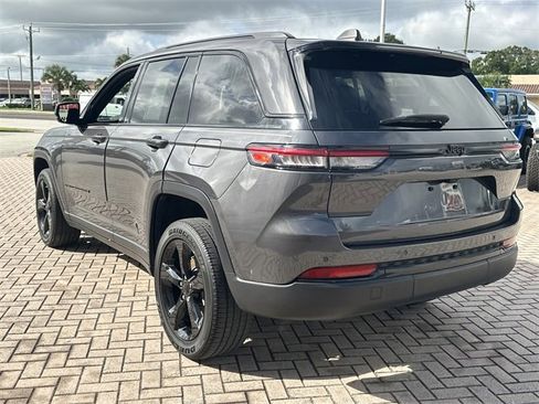 Used 2023 Jeep Grand Cherokee Altitude image 14