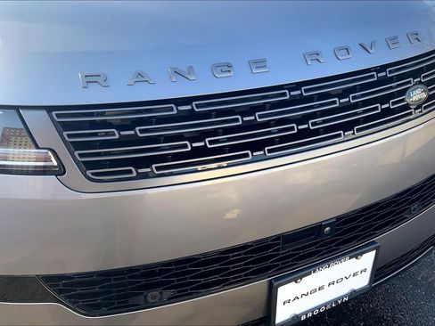 Used 2025 Land Rover Range Rover Sport image 30
