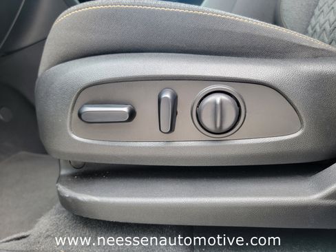 Used 2024 Chevrolet Equinox LT FWD image 17