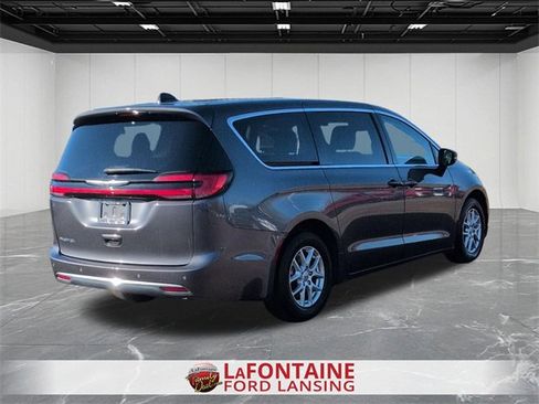 Used 2023 Chrysler Pacifica Touring-L image 10