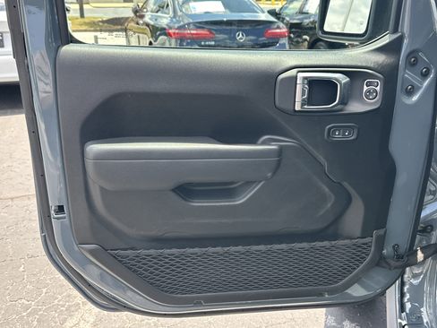 Used 2025 Jeep Wrangler Unlimited Rubicon 4xe w/ Safety Group AWD/4WD image 11