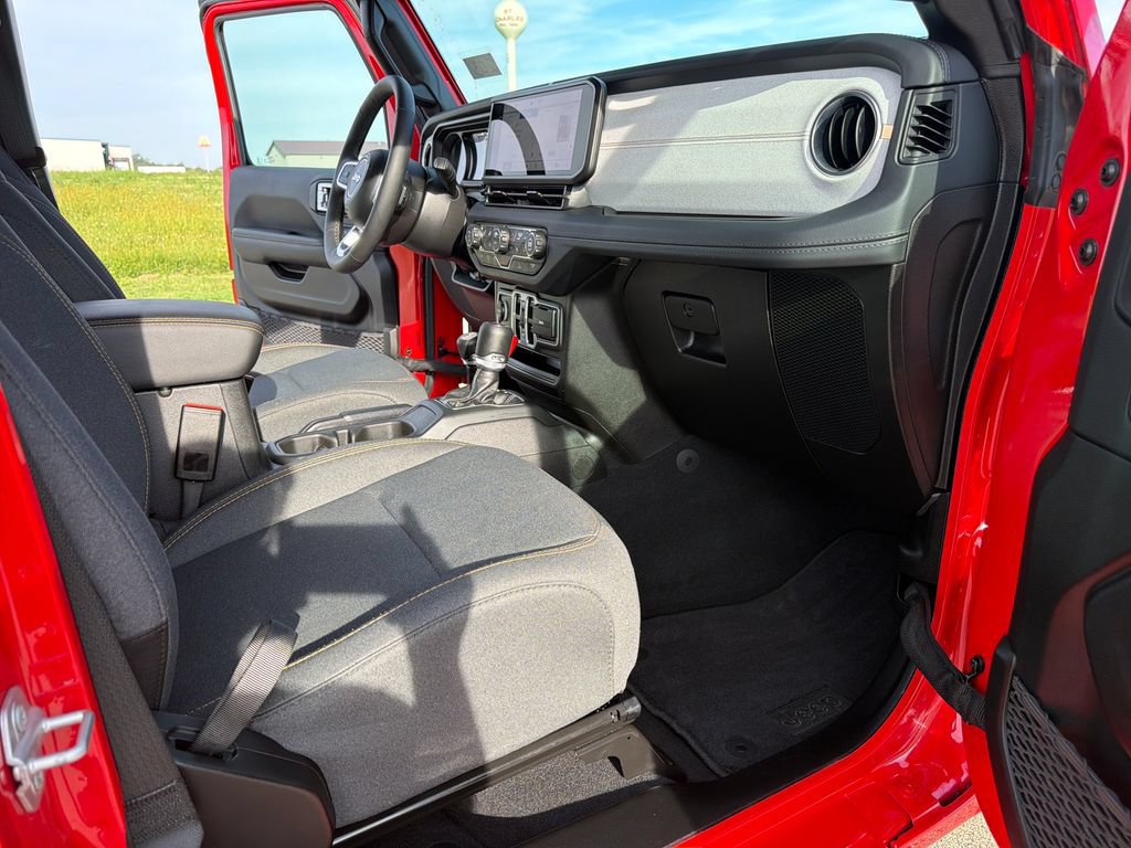 Used 2026 Jeep Wrangler Unlimited Sahara AWD/4WD image 19