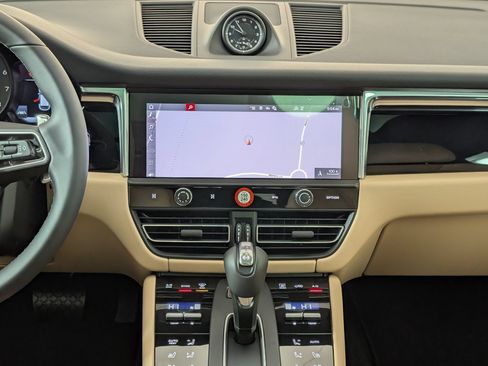 Certified 2026 Porsche Macan AWD/4WD image 23