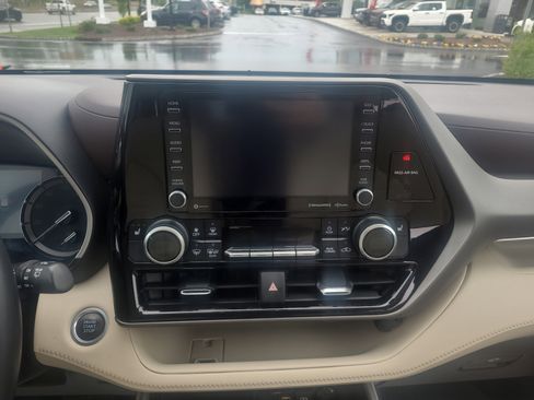 Used 2021 Toyota Highlander XLE AWD/4WD image 21