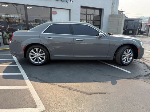 Used 2018 Chrysler 300 Limited AWD/4WD image 8