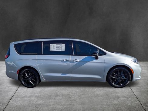 New 2026 Chrysler Pacifica Select w/ S Appearance Package image 3