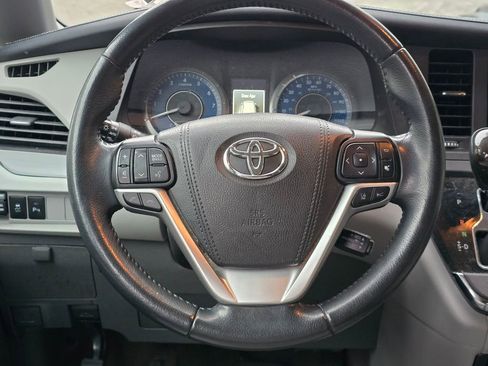 Used 2018 Toyota Sienna XLE image 4