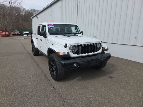 Used 2025 Jeep Gladiator Overland AWD/4WD image 1