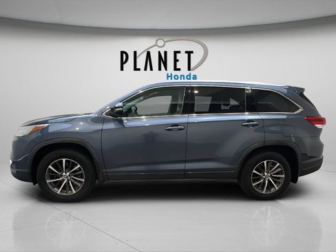 Used 2018 Toyota Highlander XLE w/ Carpet Mat Package (TMS) AWD/4WD image 9