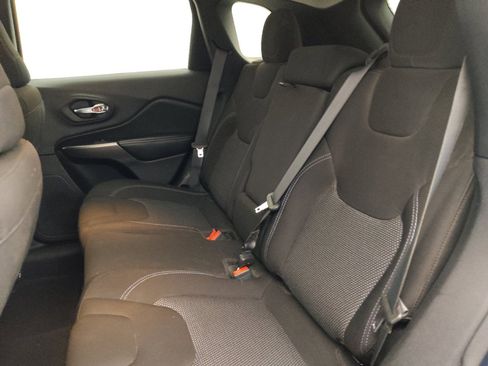 Used 2021 Jeep Cherokee Latitude w/ Mopar Interior Package FWD image 18