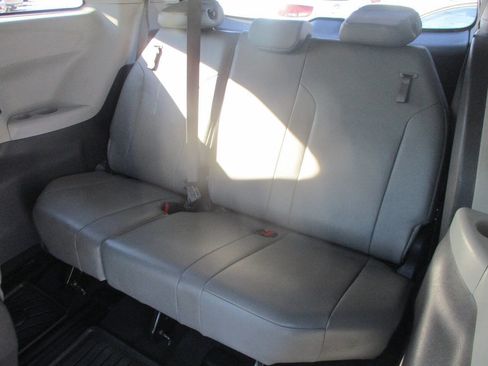 Used 2021 Toyota Sienna XLE image 8