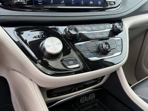 Used 2023 Chrysler Pacifica Limited w/ Uconnect Theater Family Group AWD/4WD image 21