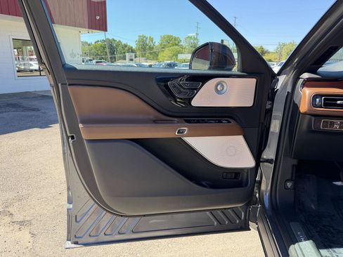 Used 2022 Lincoln Aviator Reserve w/ Equipment Group 201A AWD/4WD image 11