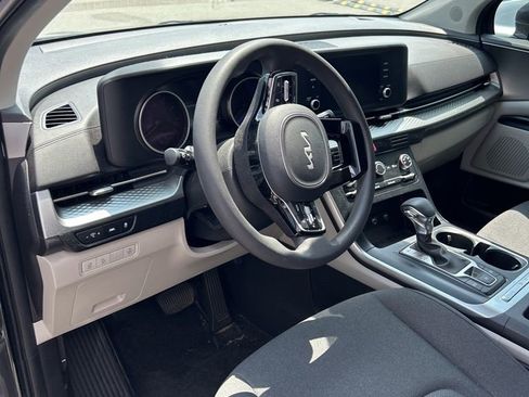 Used 2023 Kia Carnival LX FWD image 5