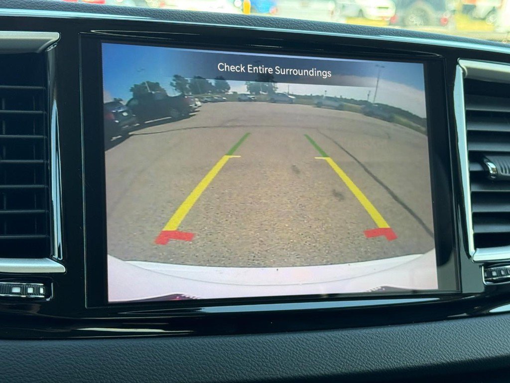 Used 2024 Chrysler Pacifica Touring-L FWD image 26