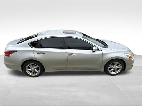 Used 2015 Nissan Altima 2.5 SV w/ Convenience Package FWD image 2