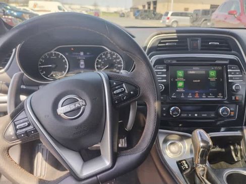 Used 2023 Nissan Maxima SR w/ Sport Mat Group FWD image 9