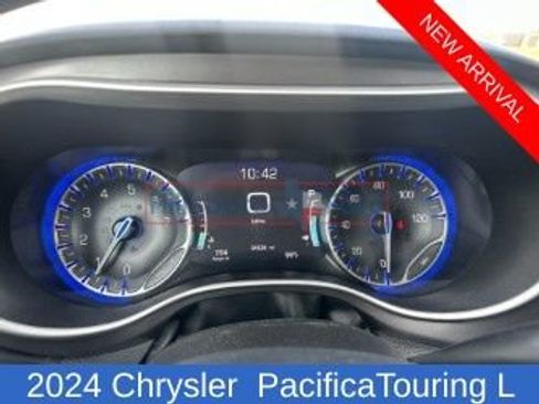 Used 2024 Chrysler Pacifica Touring-L FWD image 10