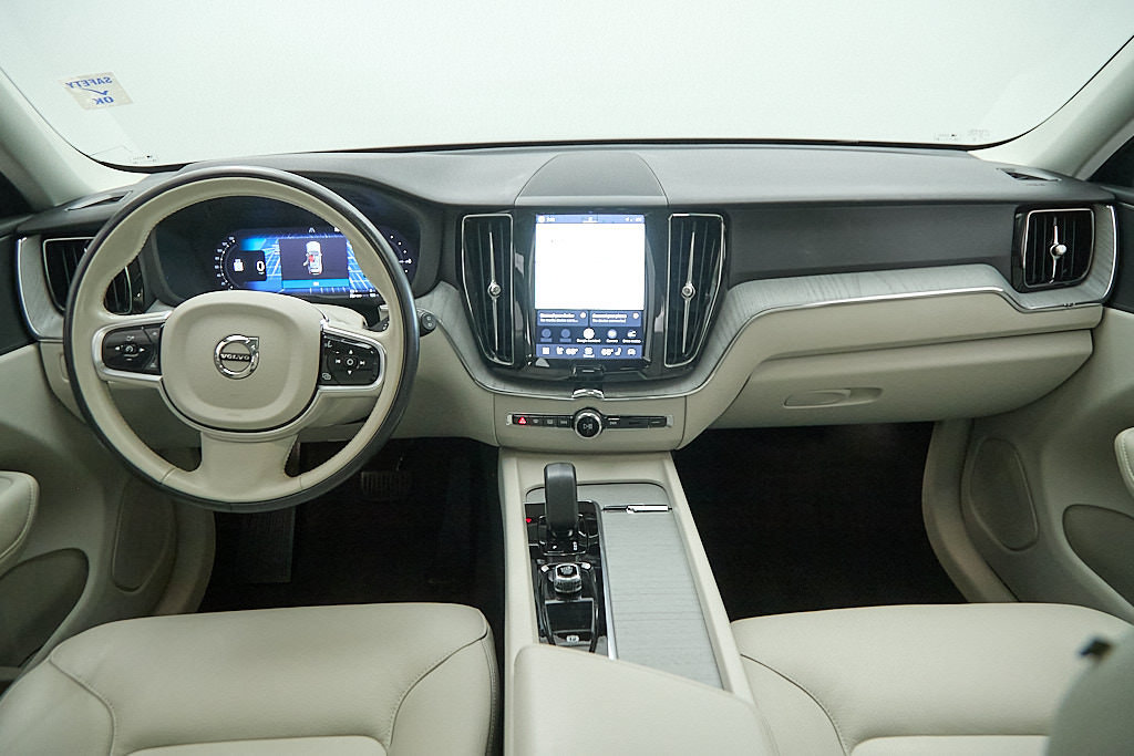 Certified 2025 Volvo XC60 T8 Plus w/ Protection Package Premier AWD/4WD image 25