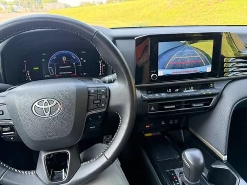 Used 2025 Toyota Camry SE FWD image 9