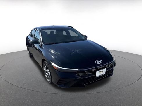 Used 2025 Hyundai Elantra Limited image 3